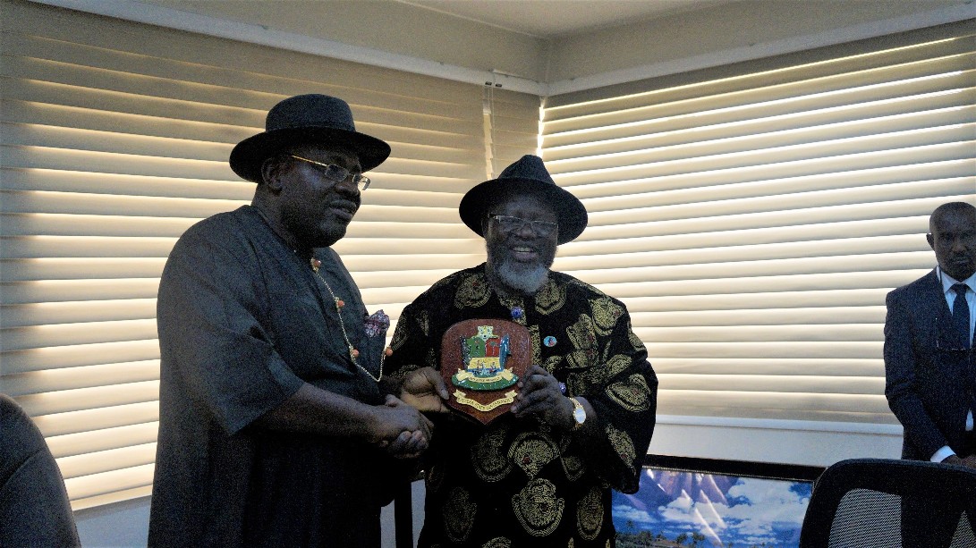 Governor Dickson welcoming Minsiter Shittu with a gift at Bayelsa Ignition Week