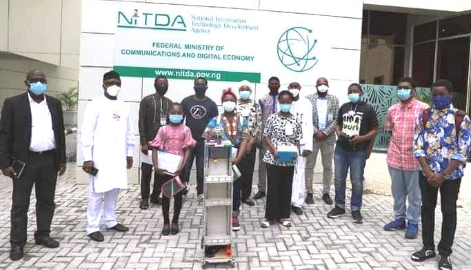 Nigerian students unveil robot